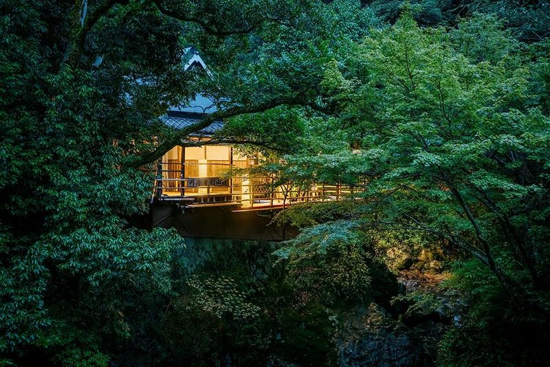 箕⾯川床梅屋敷（要予約）｜音羽山荘