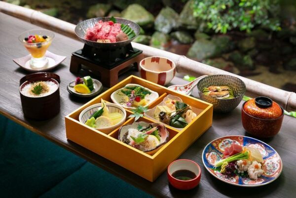 箕⾯川床梅屋敷（要予約）｜明治の森 箕面 音羽山荘